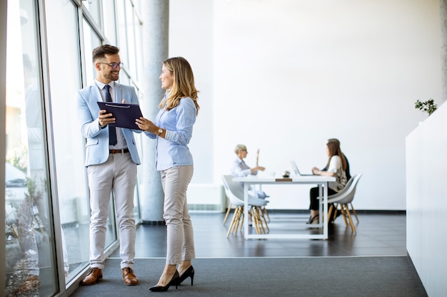 Junge geschäftsleute, die eine datei in einem modernen büro suchen