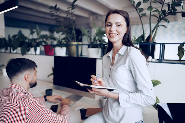 Junge Geschäftsleute, die gemeinsam an einem Projekt im modernen Büro arbeiten