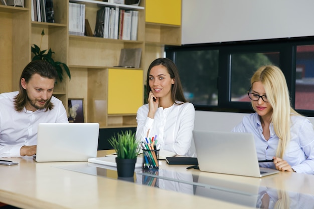 Junge Geschäftsleute, die im Büro arbeiten