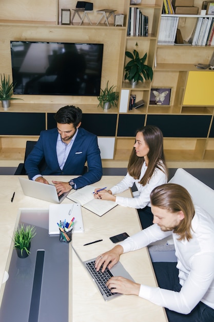 Junge Geschäftsleute, die im Büro arbeiten