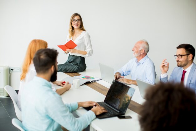 Junge Geschäftsleute, die im Büro arbeiten