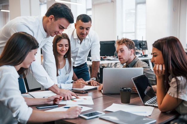 Junge Geschäftsleute, die im modernen Büro zusammenarbeiten.