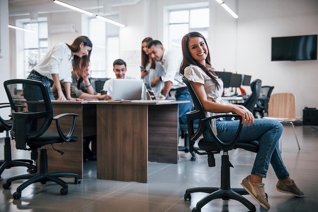 Junge Geschäftsleute, die im modernen Büro zusammenarbeiten.