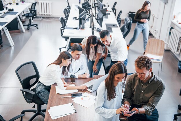 Junge Geschäftsleute, die im modernen Büro zusammenarbeiten.