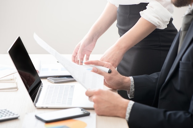 Junge Geschäftsleute diskutieren im Büro über Grafik- und Diagrammberichte