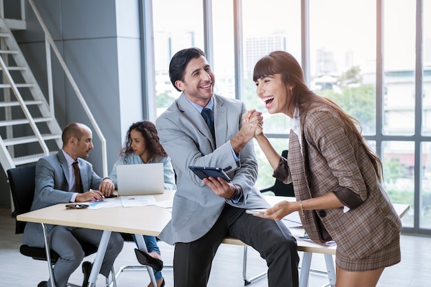 Junge Geschäftsleute diskutieren und brainstormen in einem modernen Büro