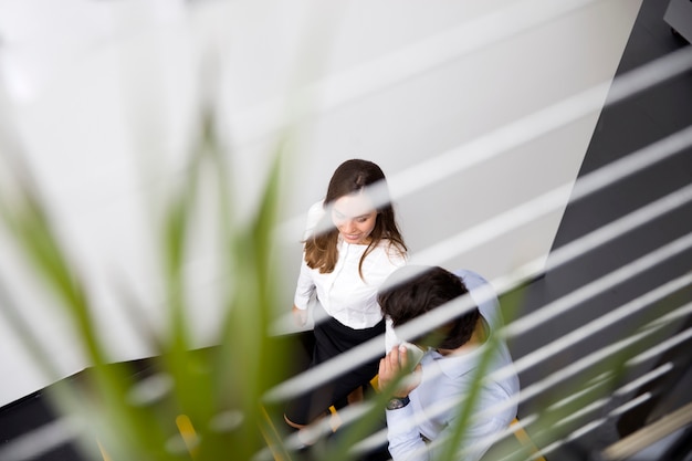 Junge Geschäftsleute im modernen Büro