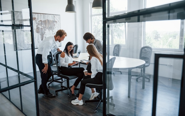 Junge Geschäftsleute in formeller Kleidung, die im Büro arbeiten.