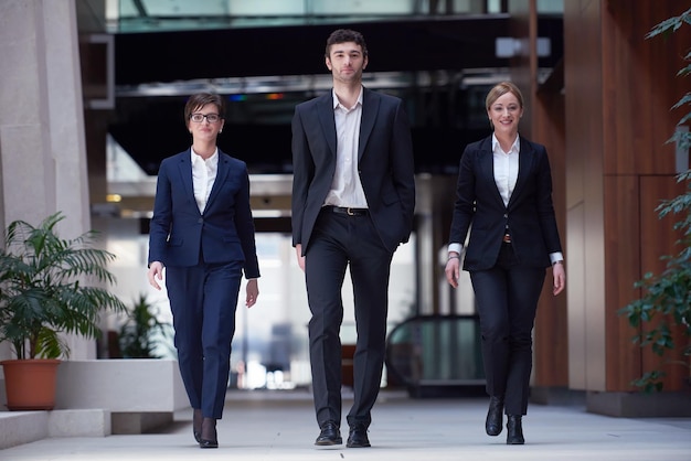 junge geschäftsleute team walking, gruppe von personen auf modernem bürohalleninnenraum