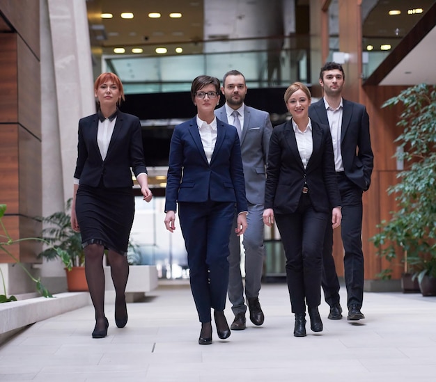 junge geschäftsleute team walking, gruppe von personen auf modernem bürohalleninnenraum