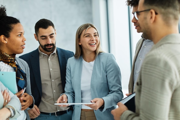 junge Geschäftsleute treffen Büro Porträt Vielfalt Teamarbeit Gruppe Erfolg Unternehmen Kollege Partner Partnerschaft Paar zusammen Startup kreativ Startup Anfang Start