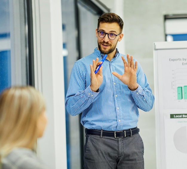 Junge Geschäftsleute treffen Büro Teamarbeit Gruppe Whiteboard Präsentation Seminar Mann Geschäftsmann Startup Projektidee