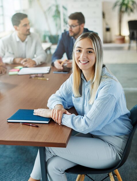 Foto junge geschäftsleute treffen sich im büro porträt geschäftsfrau teamarbeit