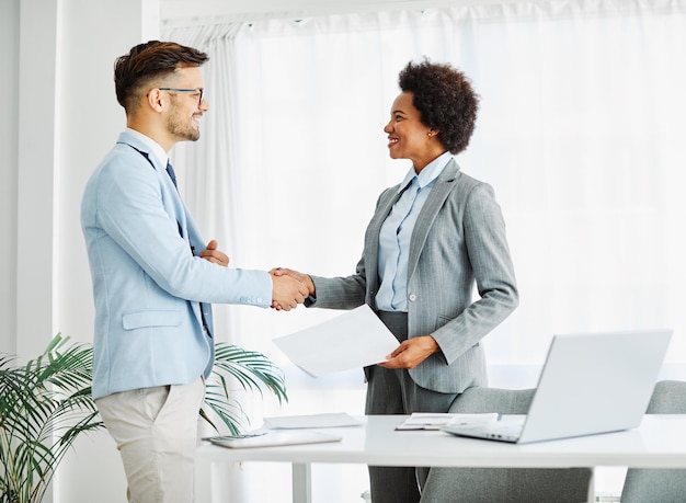 Junge Geschäftsleute treffen sich im Büro Teamwork Group Erfolgsvereinbarung Handshake Deal Dokument