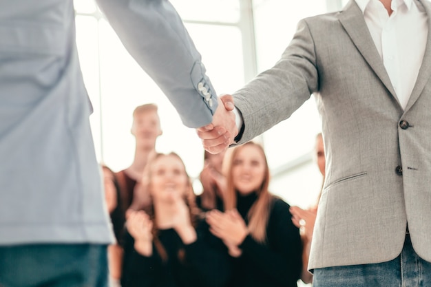 junge Geschäftsleute treffen sich mit einem Handschlag