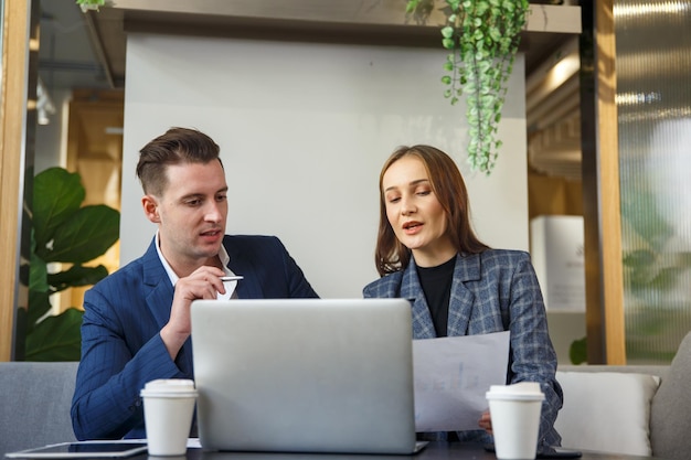 Junge Geschäftsleute unterhalten sich im Start-up-Büro