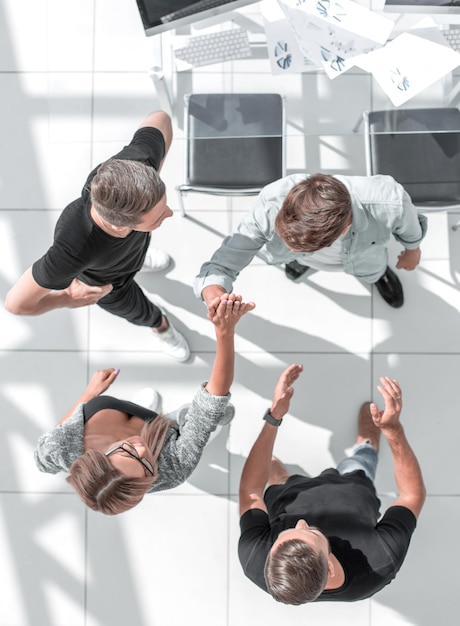 Junge Geschäftsleute vor Beginn der Arbeit in ihrem Büro