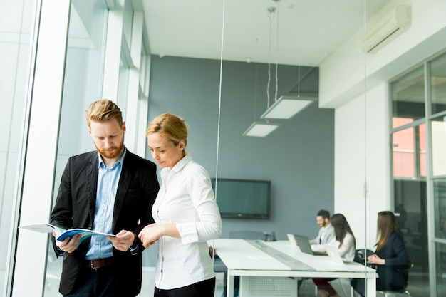 Junge Geschäftspaare, die im Büro arbeiten