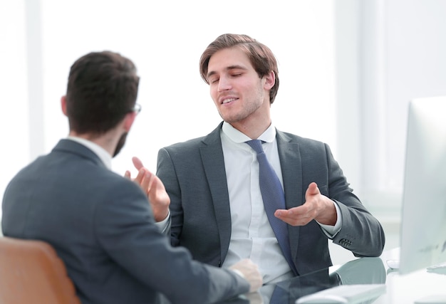 Junge Geschäftspartner geben sich die Hand