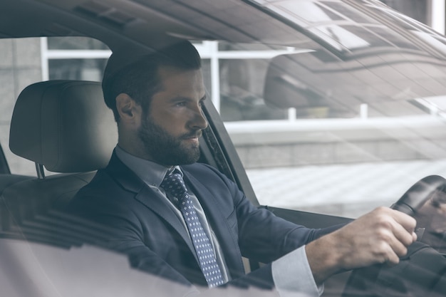 Junge Geschäftsperson Probefahrt neues Fahrzeug fahren