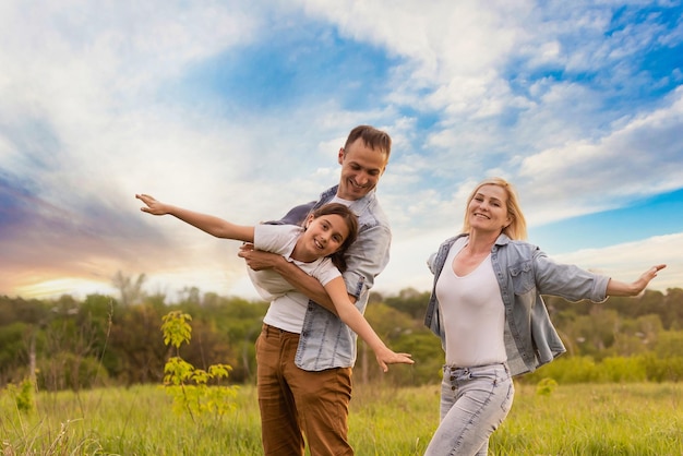 Junge glückliche Familie auf einem Gebiet.