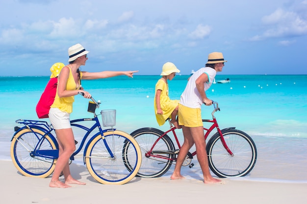 Junge glückliche Familie Fahrradfahren am tropischen Strand