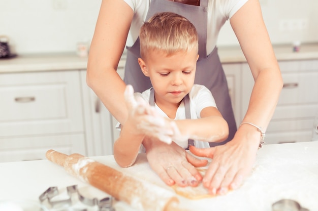 Junge glückliche Familie in der heimischen Küche