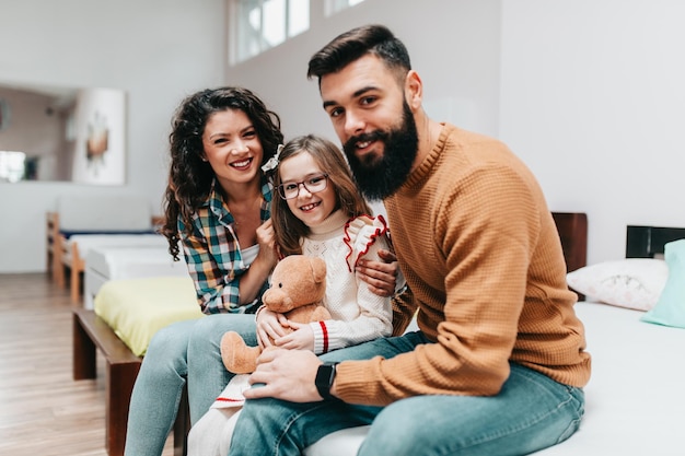 Foto junge glückliche familie kauft neues bett und matratze in einem großen möbelhaus