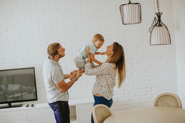 Junge glückliche Familie