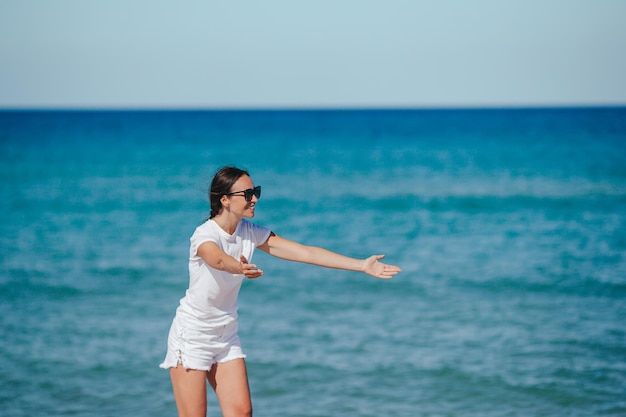 Junge glückliche Frau am Strand Mädchen ist glücklich und ruhig in ihrem Aufenthalt am Strand