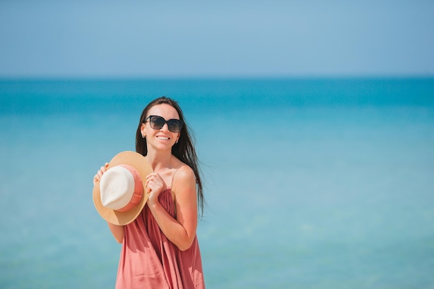 Junge glückliche Frau am Strand