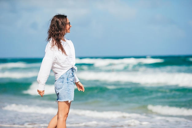 Junge glückliche Frau am Strand