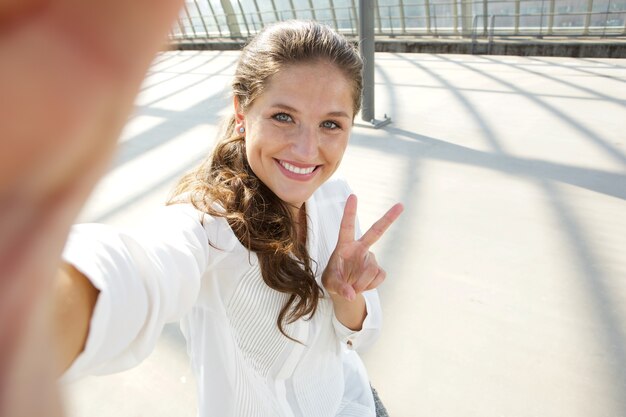 Junge glückliche Frau, die selfie nimmt