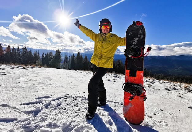 Junge glückliche Frau in den schneebedeckten Bergen. Wintersporturlaub.