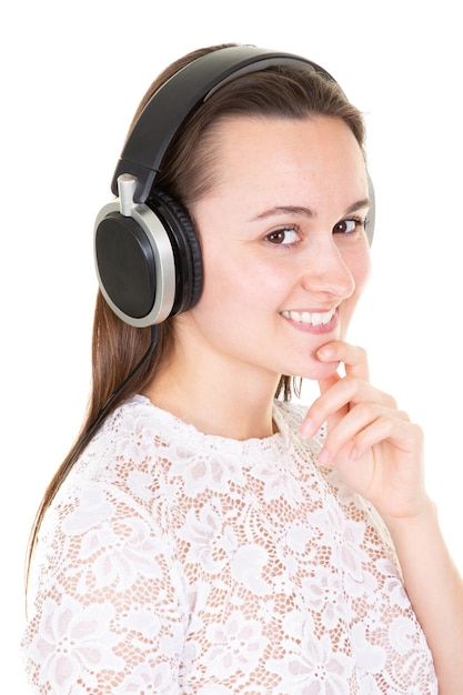 Junge glückliche Frau mit Kopfhörern Musik hören