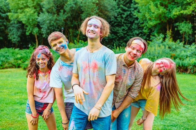 Junge glückliche freunde am indischen traditionellen feiertag holi fest