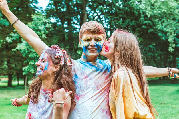 Junge glückliche freunde am indischen traditionellen feiertag holi fest