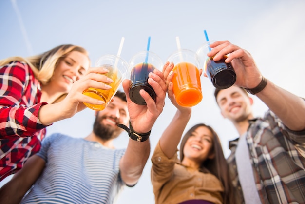 Junge glückliche Menschen trinken Getränke.