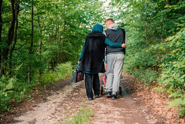 Foto junge glückliche muslimische familie genießt die natur