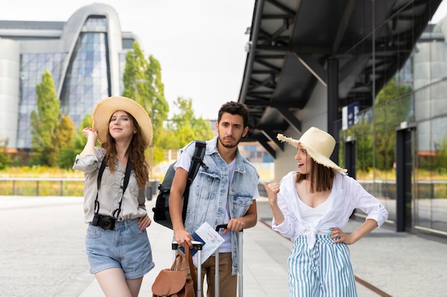 Foto junge glückliche touristen am bahnhof