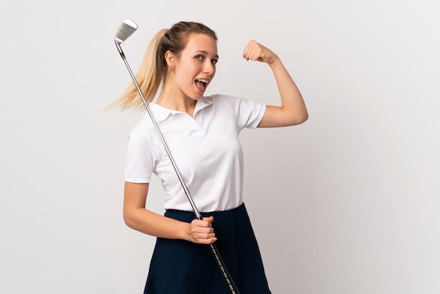 Junge Golferfrau über isolierter weißer Wand, die starke Geste macht