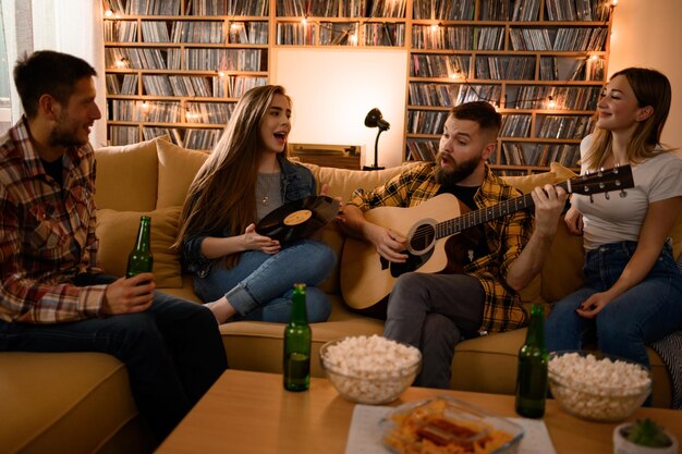 Junge Gruppe von Freunden auf einer Hausparty, die Spaß hat und Bier trinkt