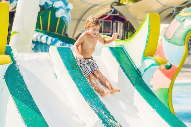 Junge hat Spaß im Wasserpark