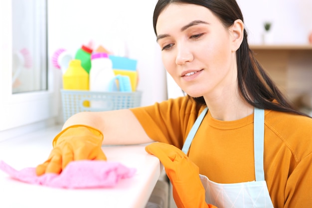 Junge Hausfrau macht Hausreinigung Nahaufnahme