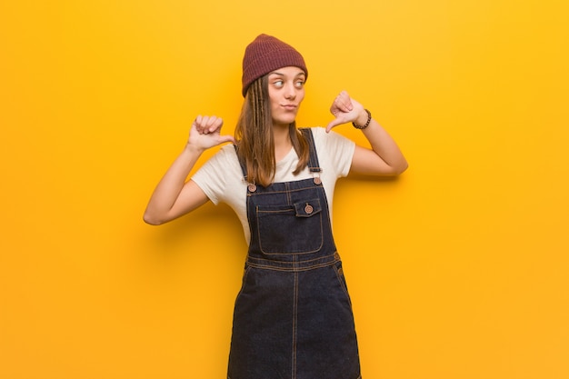 Junge Hipster-Frau, die Finger zeigt, Beispiel zu folgen