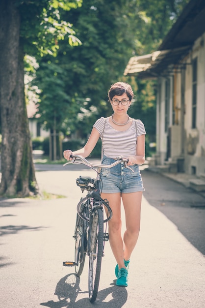 junge Hipster Frau mit Fahrrad