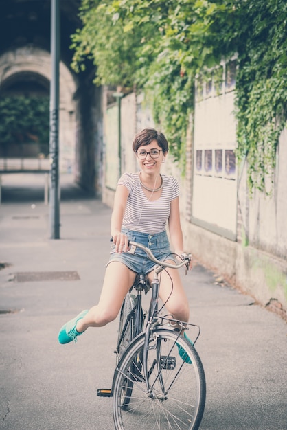 junge Hipster Frau mit Fahrrad