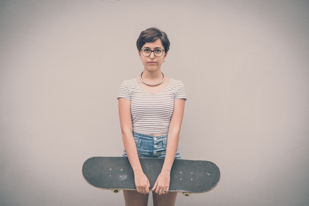 junge Hipster Frau mit Skate