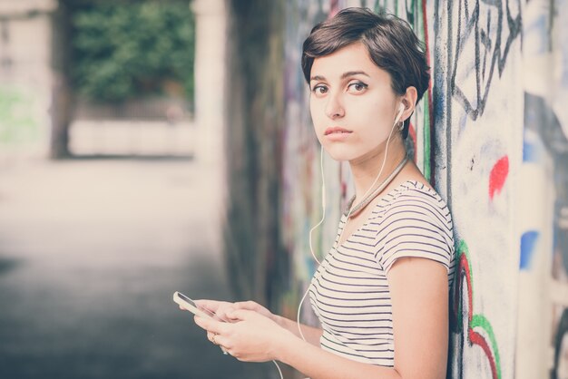 junge Hipster Frau Musik hören