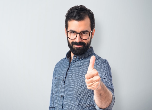 Junge Hipster Mann mit Daumen nach oben